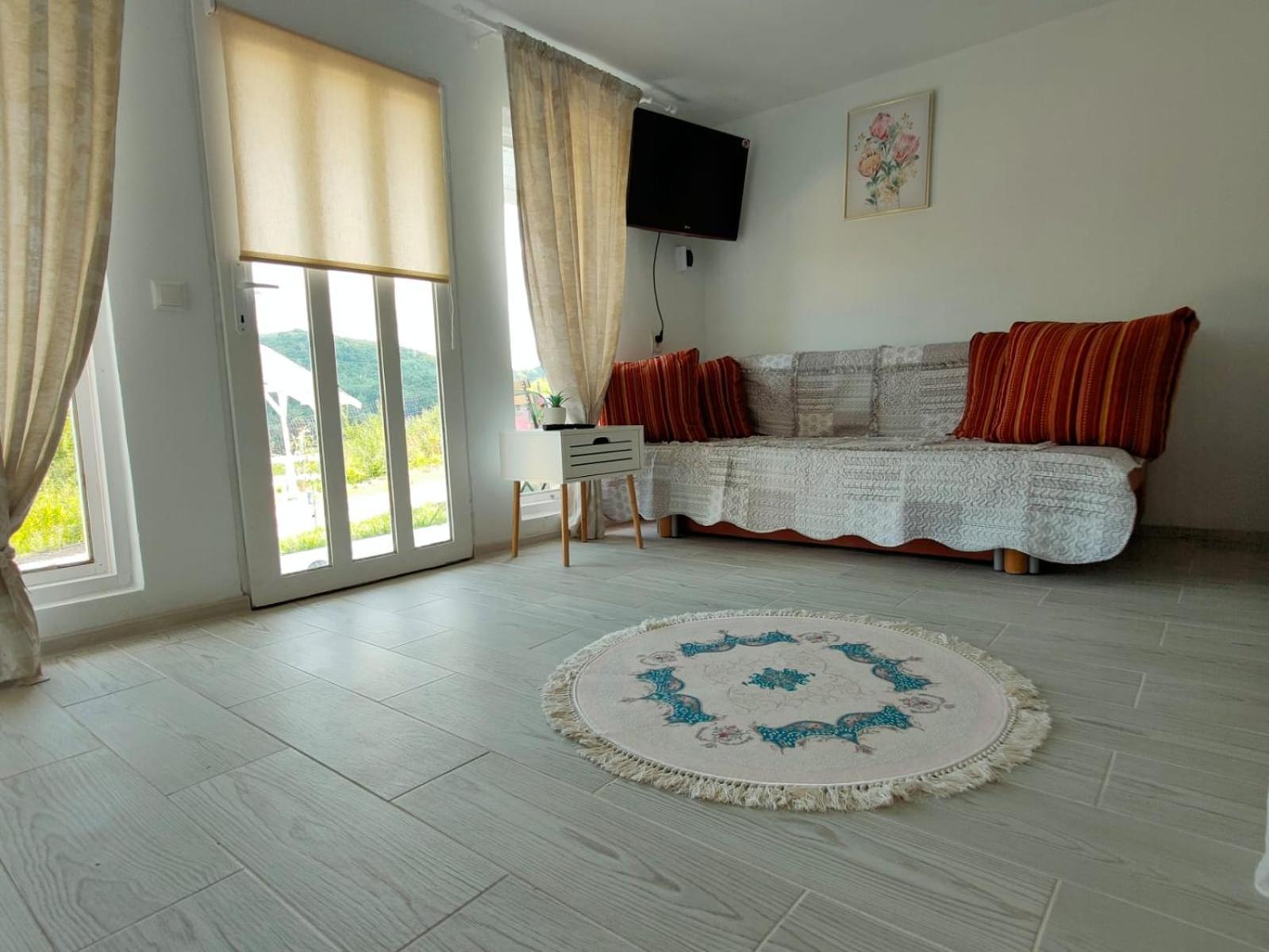 Casutele verzi din Ocnele Mari Esterno foto