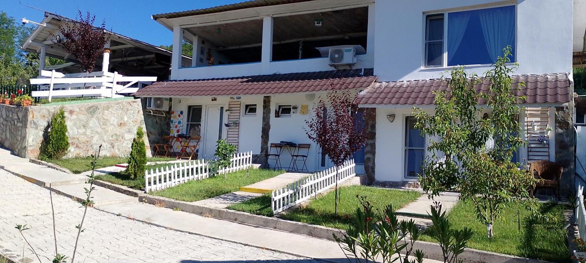 Casutele verzi din Ocnele Mari Esterno foto